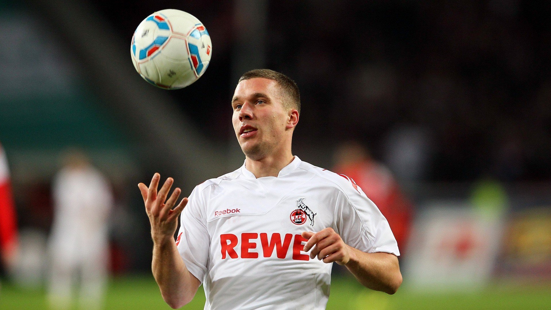 球迷狂欢：现场气氛爆棚，俱乐部大放异彩，球迷的疯狂举动